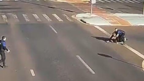 Importunação sexual: Homem é perseguido e preso após passar a mão em adolescente dentro de ônibus