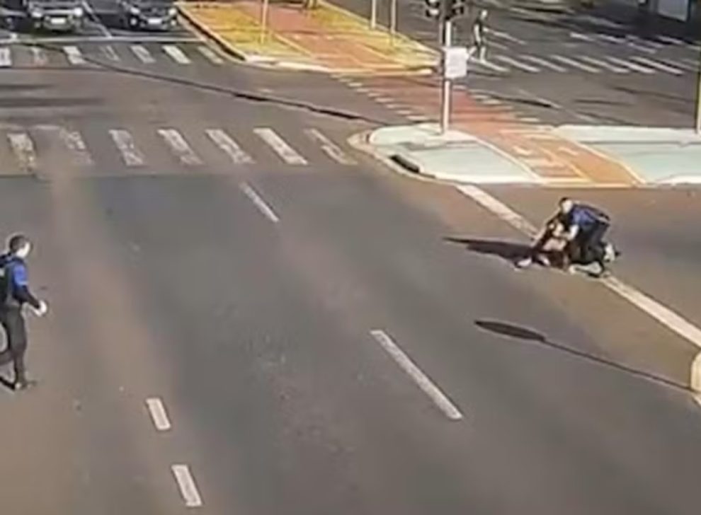 Importunação sexual: Homem é perseguido e preso após passar a mão em adolescente dentro de ônibus