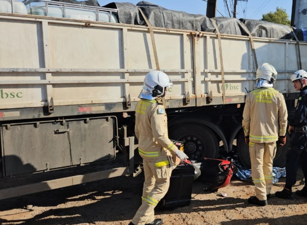 Motoboy morre após cair entre os rodados de carreta na PR-317, em Maringá