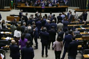 Projeto que pune quem impedir funcionamento da Câmara avança