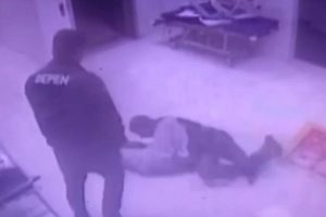 Vídeo mostra paciente pegando arma de policial penal e disparando dentro de hospital no Paraná