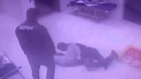 Vídeo mostra paciente pegando arma de policial penal e disparando dentro de hospital no Paraná