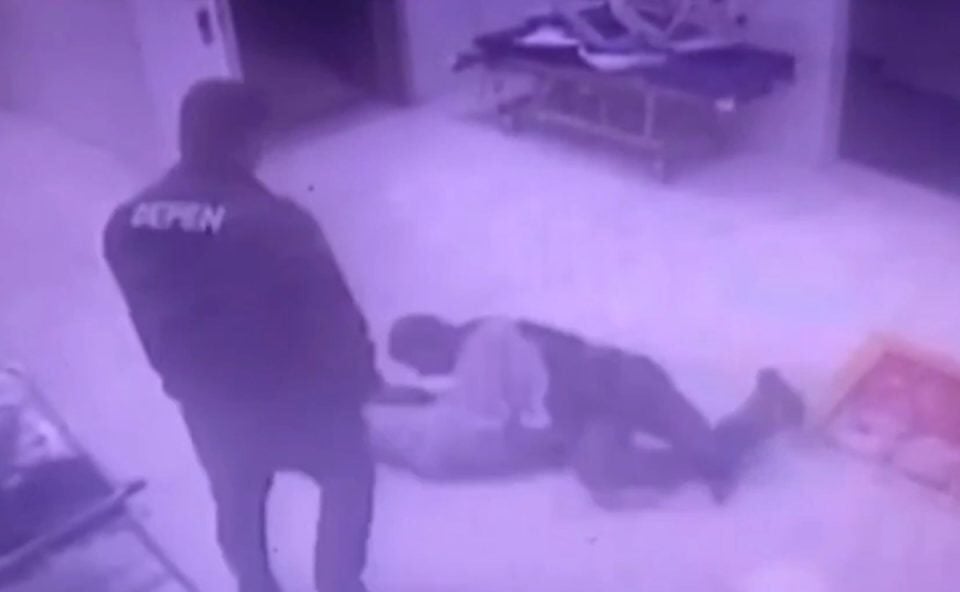Vídeo mostra paciente pegando arma de policial penal e disparando dentro de hospital no Paraná