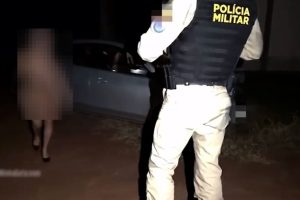 abordagem de PM dura menos de um minuto antes de virar cena de sexo em viatura no PR; veja vídeo