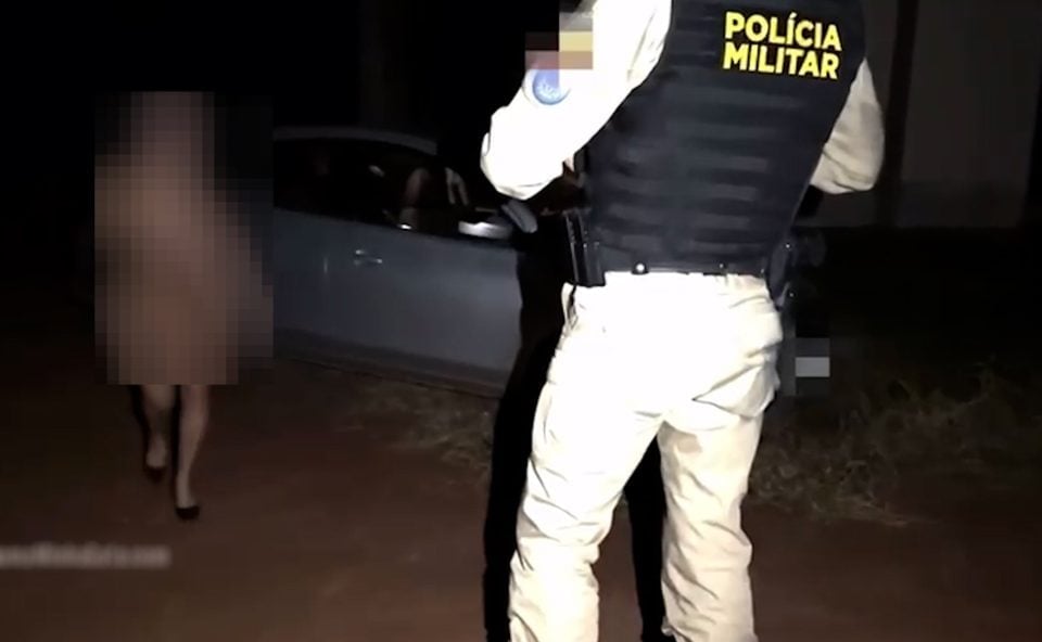 abordagem de PM dura menos de um minuto antes de virar cena de sexo em viatura no PR; veja vídeo