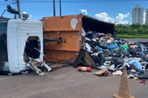 Caminhão de lixo tomba em Maringá; motorista ficou preso