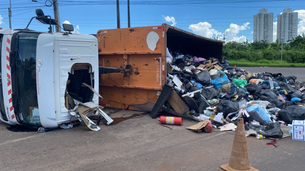 Caminhão de lixo tomba em Maringá; motorista ficou preso
