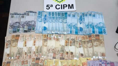 Dupla é presa com dinheiro falso e levada para a PF em Maringá