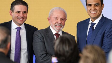 Gustavo Feliciano toma posse e é o novo ministro do Turismo