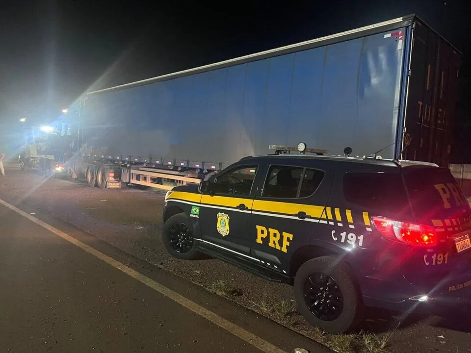 Motorista bêbado faz manobras perigosas com caminhão e é detido pela PRF na BR-277; vídeo