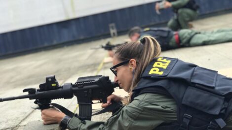 PRF e três universidades pesquisam melhor postura para disparos de armas longas