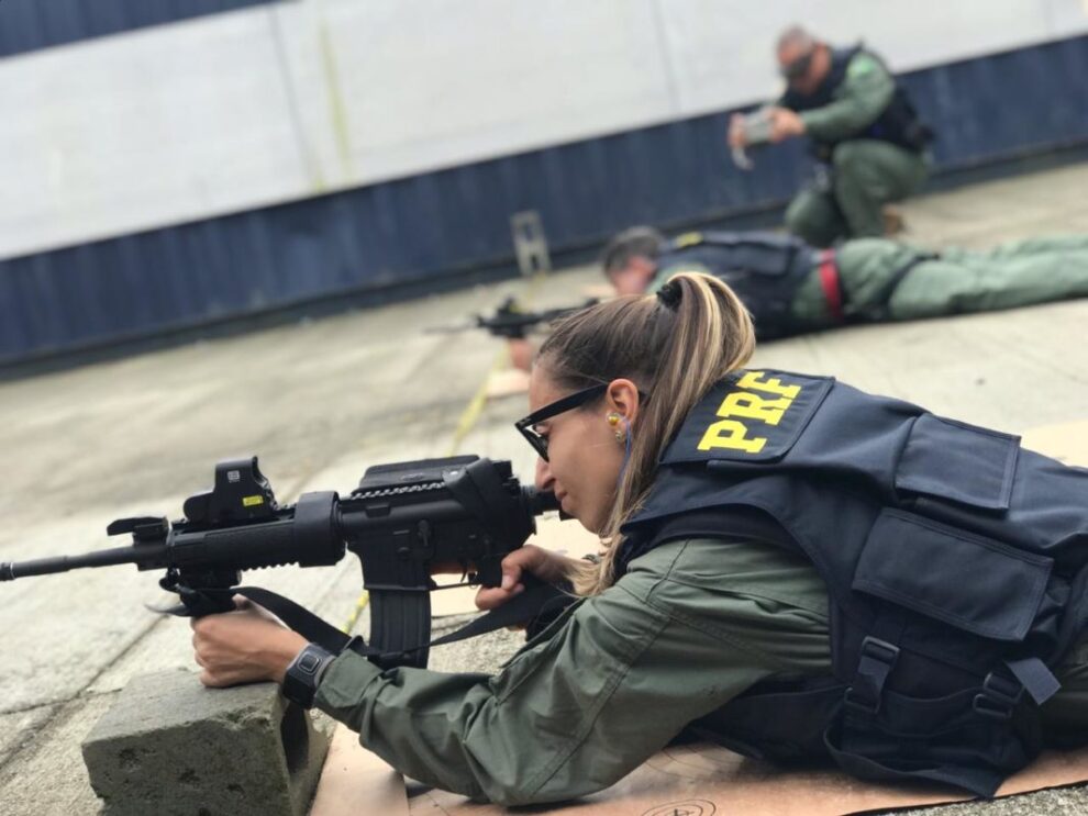 PRF e três universidades pesquisam melhor postura para disparos de armas longas