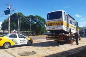 Polícia cumpre mandado de penhora e apreende micro-ônibus escolar