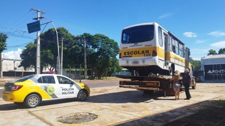 Polícia cumpre mandado de penhora e apreende micro-ônibus escolar