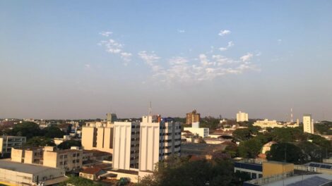 Quinta-feira (25) deve ter clima quente e céu parcialmente nublado em Maringá