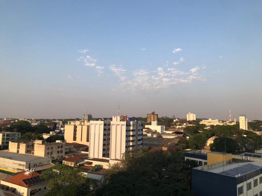 Quinta-feira (25) deve ter clima quente e céu parcialmente nublado em Maringá