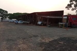 Adolescentes são apreendidos após danificarem veículos a pedradas no pátio da Prefeitura de Paiçandu