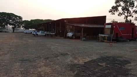 Adolescentes são apreendidos após danificarem veículos a pedradas no pátio da Prefeitura de Paiçandu