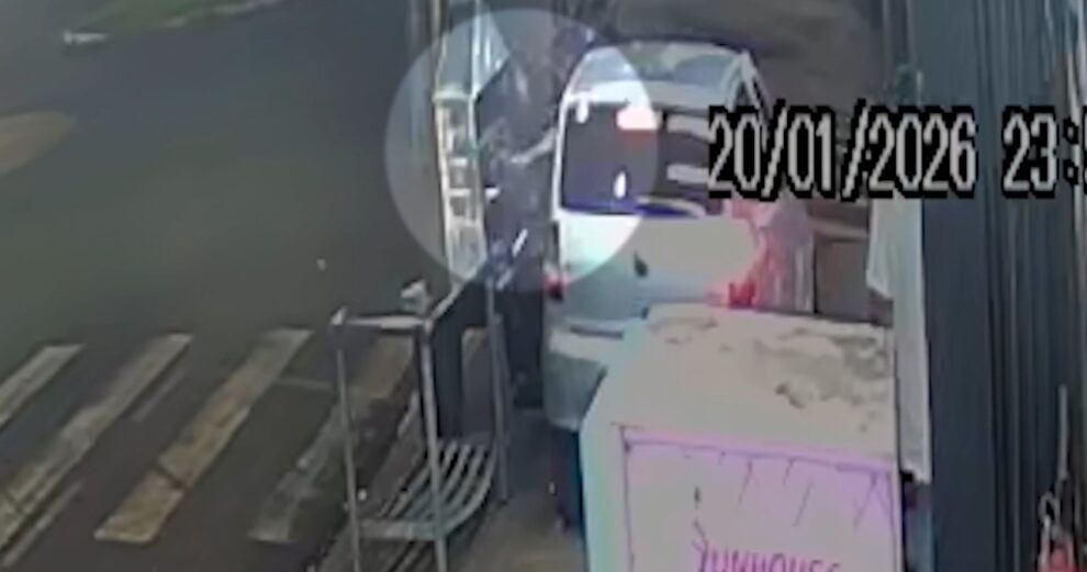 Após furto de espetinho e fuga de posto, polícia identifica adulteração em placa de veículo em Maringá