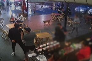 Câmera de segurança flagra homem sendo baleado após briga em lanchonete em Paiçandu