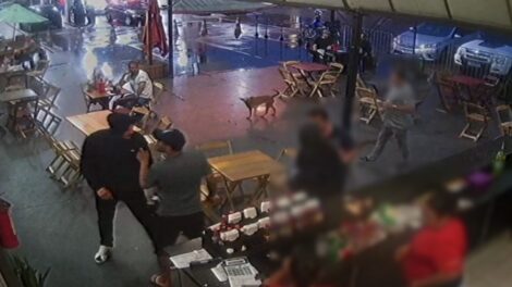 Câmera de segurança flagra homem sendo baleado após briga em lanchonete em Paiçandu