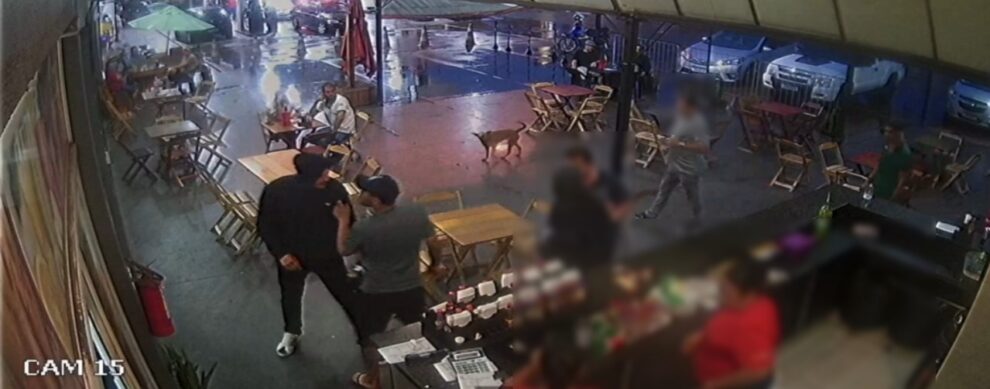 Câmera de segurança flagra homem sendo baleado após briga em lanchonete em Paiçandu