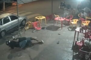 Câmera flagra execução de homem em bar; vítima entrou em luta corporal com assassino