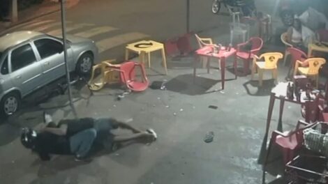 Câmera flagra execução de homem em bar; vítima entrou em luta corporal com assassino