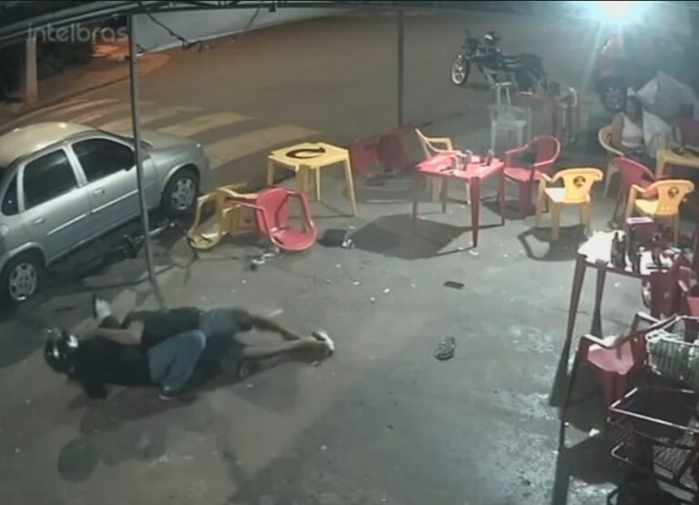 Câmera flagra execução de homem em bar; vítima entrou em luta corporal com assassino