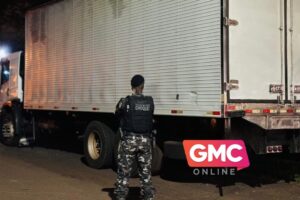 Caminhão roubado em Santa Catarina é encontrado escondido em madeireira de Maringá