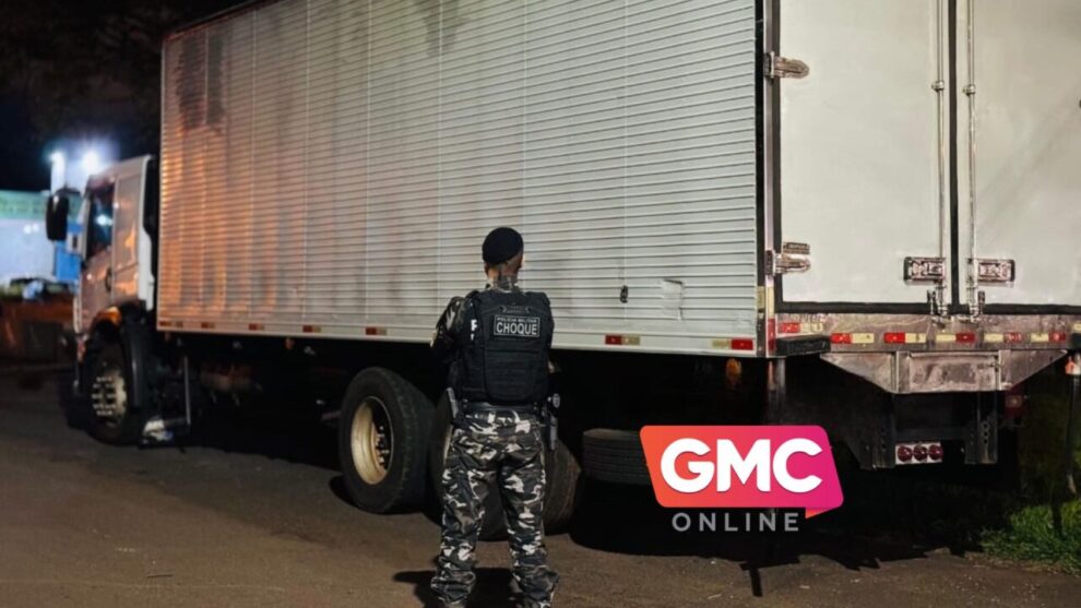 Caminhão roubado em Santa Catarina é encontrado escondido em madeireira de Maringá