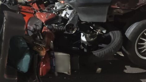 Carro avança sinal vermelho, arrasta motociclista por 50 metros e motorista acaba preso em Sarandi; vídeo