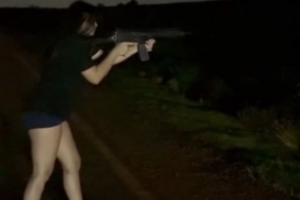 'É muito legal', diz namorada de policial ao atirar com armas da PM na região de Maringá; vídeo