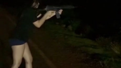 'É muito legal', diz namorada de policial ao atirar com armas da PM na região de Maringá; vídeo
