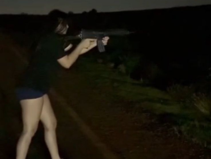 'É muito legal', diz namorada de policial ao atirar com armas da PM na região de Maringá; vídeo