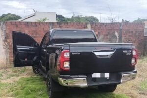 Hilux furtada é encontrada abandonada em Maringá