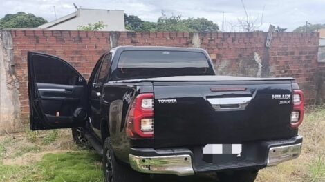 Hilux furtada é encontrada abandonada em Maringá