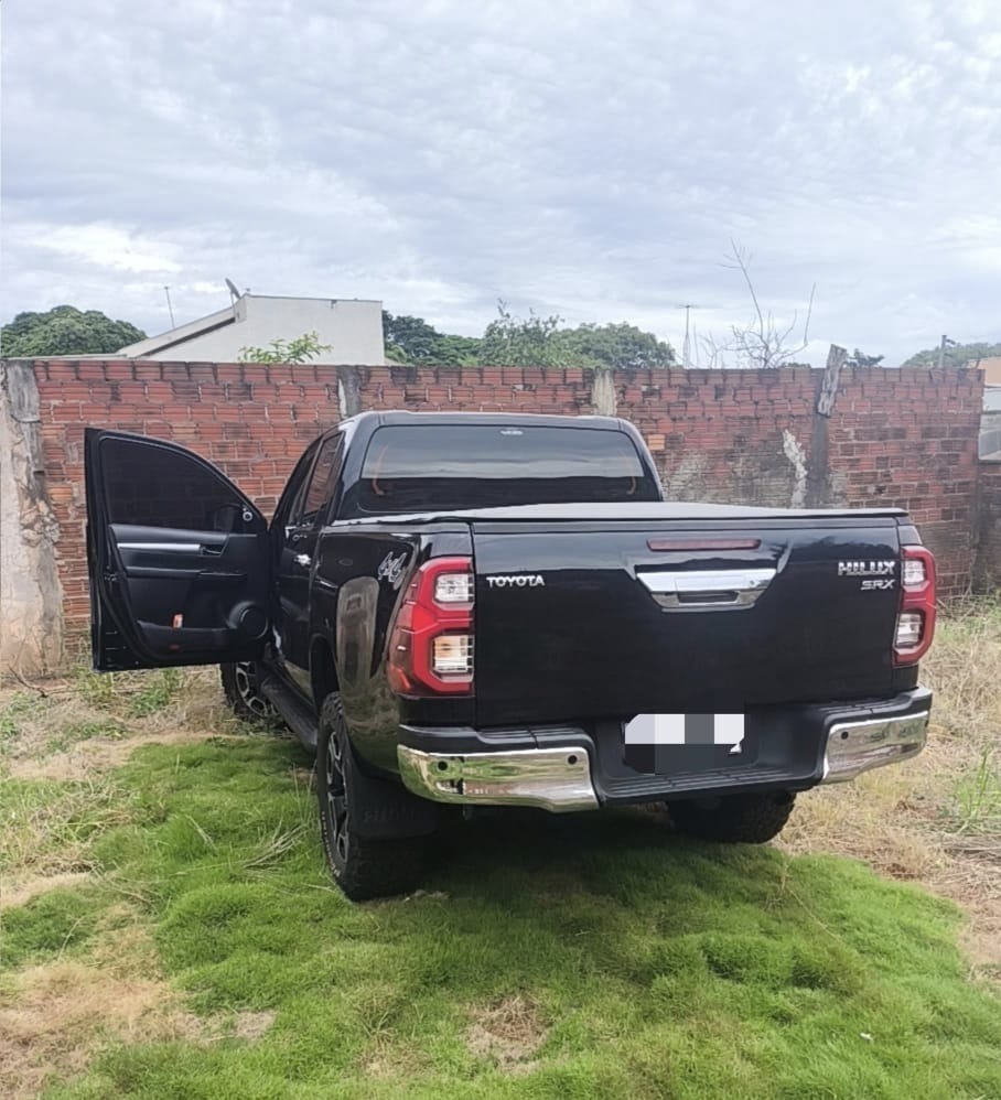 Hilux furtada é encontrada abandonada em Maringá