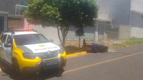 Homem é encontrado morto dentro de sofá abandonado na região; vídeo