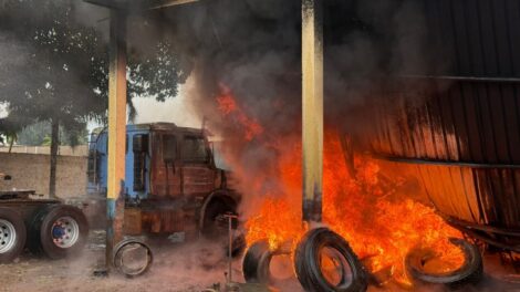 Homem é preso na região por incêndio criminoso em borracharia às margens da PR-317; vídeo