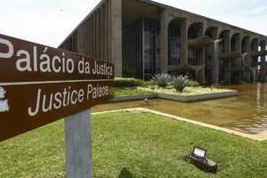 Lula nomeia Manoel Carlos de Almeida Neto ministro interino da Justiça