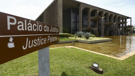 Lula nomeia Manoel Carlos de Almeida Neto ministro interino da Justiça