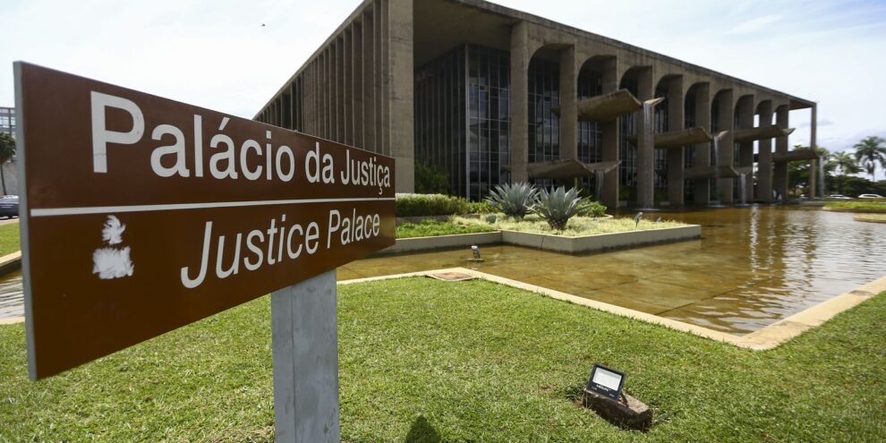 Lula nomeia Manoel Carlos de Almeida Neto ministro interino da Justiça