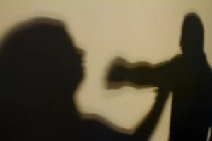 Mulher é agredida com socos no rosto ao flagrar ex em momento íntimo no PR