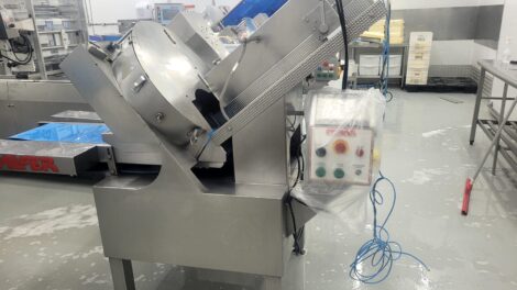 Mulher tem dedos amputados ao prender mão em máquina de corte de frios, em Maringá