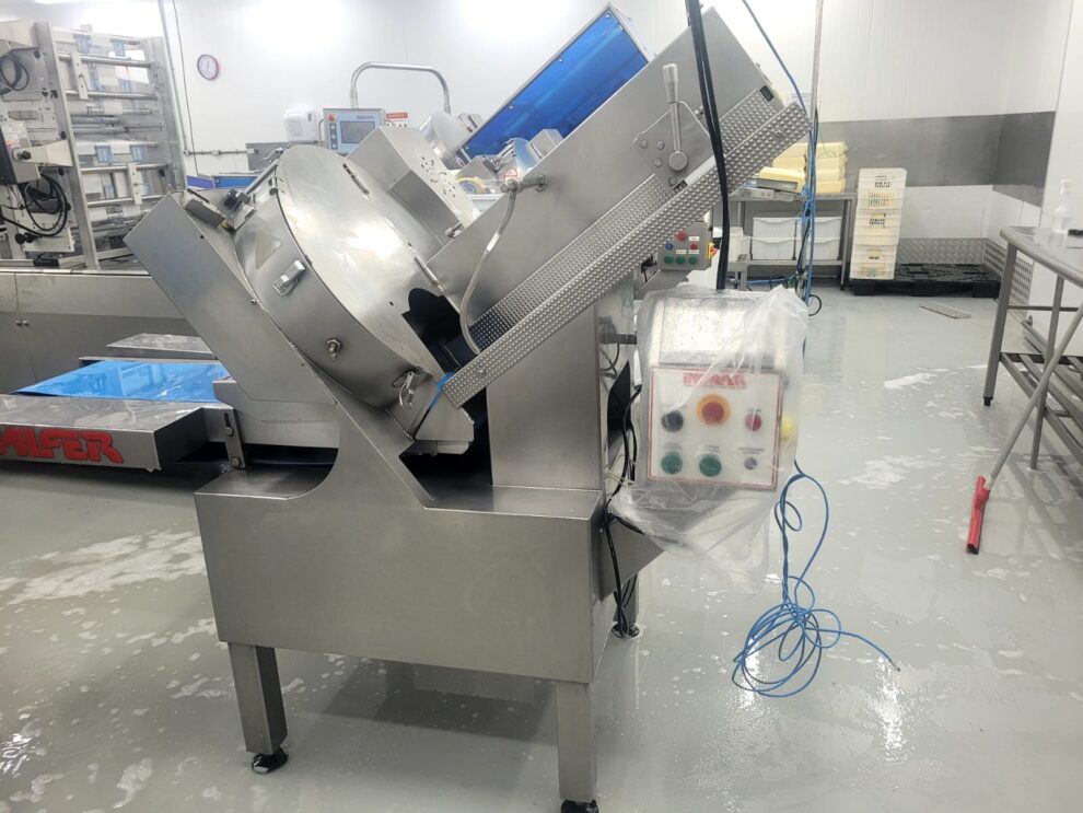 Mulher tem dedos amputados ao prender mão em máquina de corte de frios, em Maringá