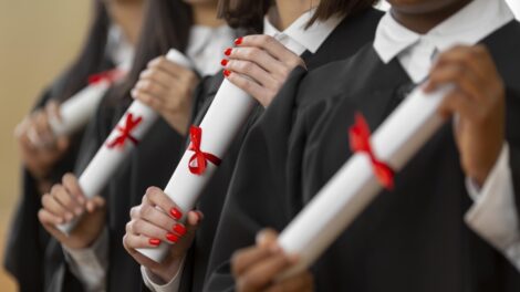 O diploma chegou. A maturidade não.