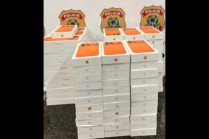 PF apreende mais de 100 iPhones escondidos em malas no aeroporto de Foz do Iguaçu