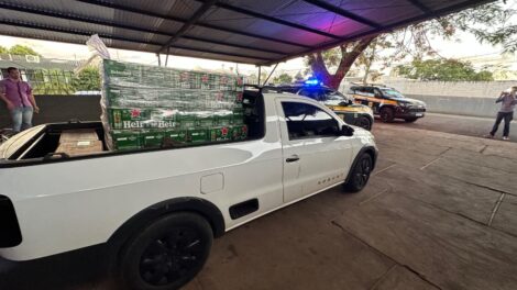 PRF recupera carro roubado com bebidas e 1.500 maços de cigarro em Maringá