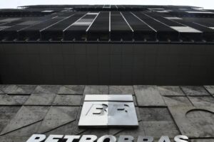 Petrobras anuncia redução de 5,2% no preço da gasolina a partir desta terça (27)